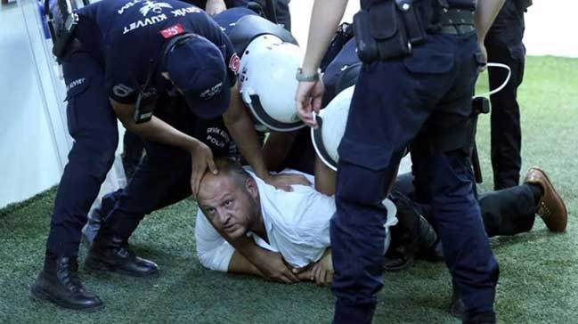 Hakeme tekme atmaktan gözaltında!