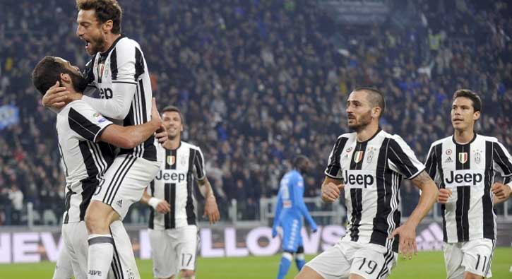 Rakip Napoli'ye bir şok da Juve'den!