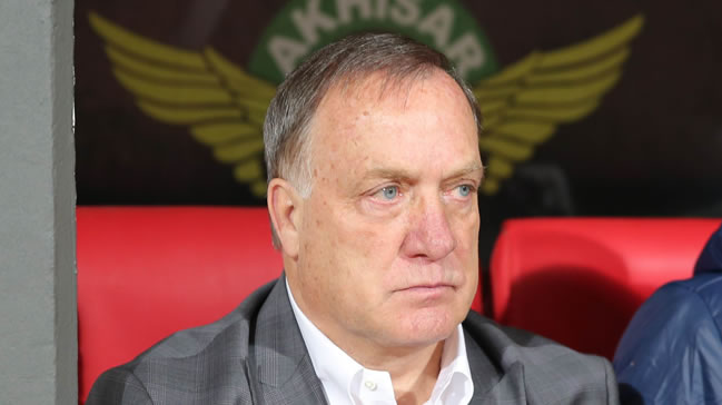 Dick Advocaat kara kara düşünüyor