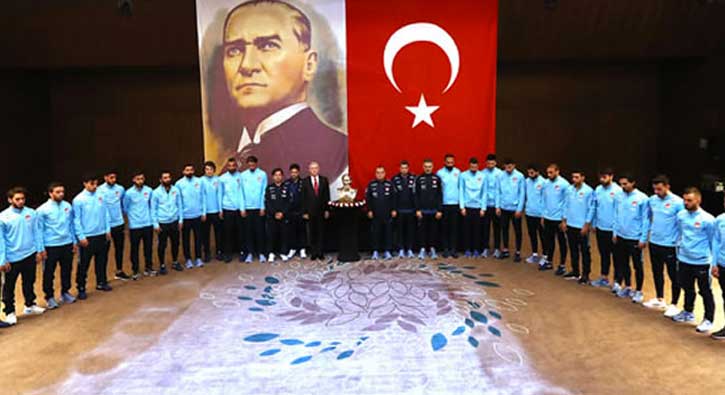 Milli Takım'dan, Atatürk için saygı duruşu!