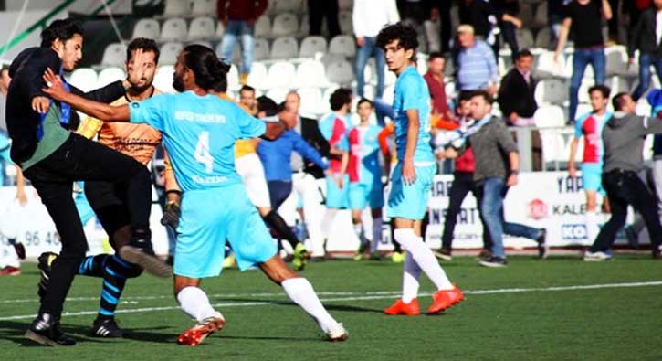 Amatör küme maçında saha karıştı