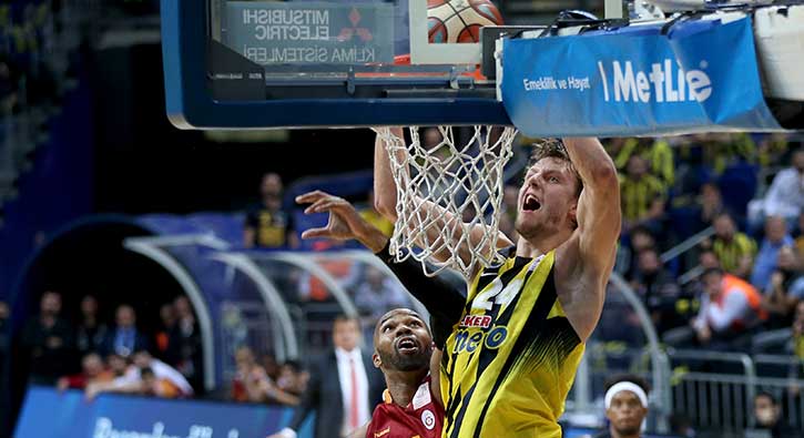 Gergin derbide gülen taraf Fenerbahçe