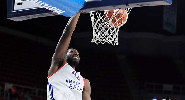 Anadolu Efes farklı kazandı