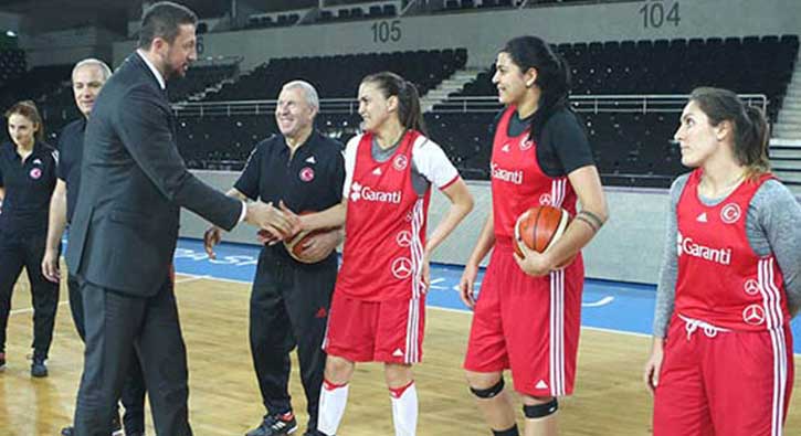 Türkoğlu'ndan, A Milli Takım'a moral ziyareti