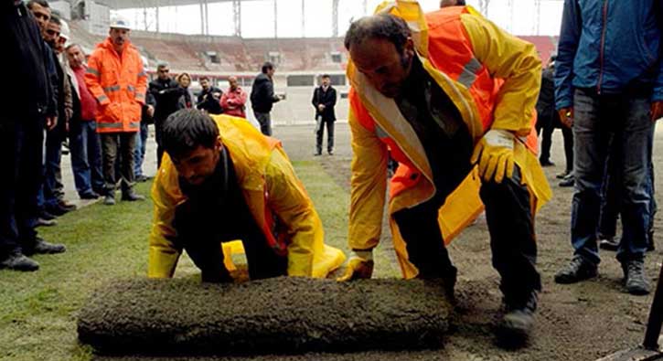 Samsun 19 Mayıs Stadı'nda çim serme işlemi başladı