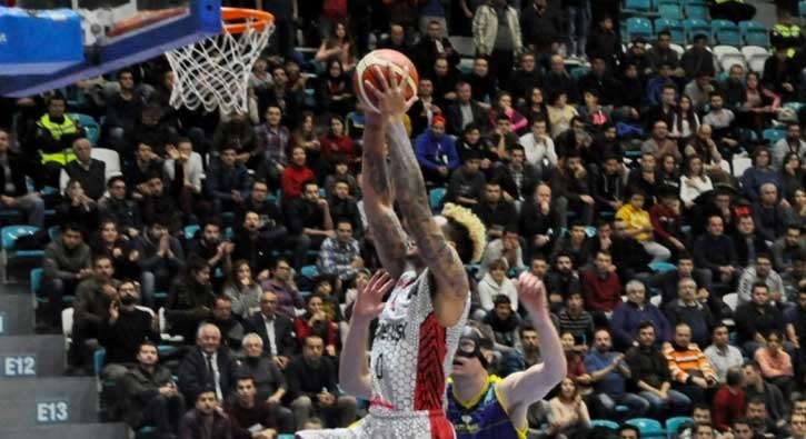Muratbey Uşak sahasında EWE Baskets'e yenildi