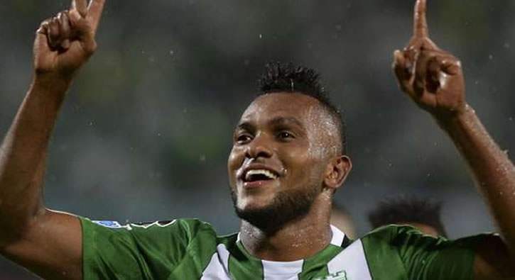 Taraftarın bıçakladığı golcü ölümden döndü