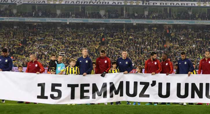 Derbide dev kriz! Elini sıkmadı...