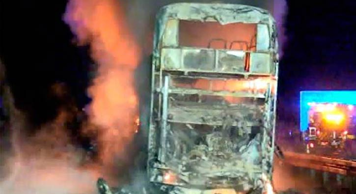 Taraftar otobüsü cayır cayır yandı