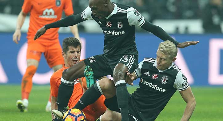 Başakşehir'de Emre Belözoğlu sakatlandı!