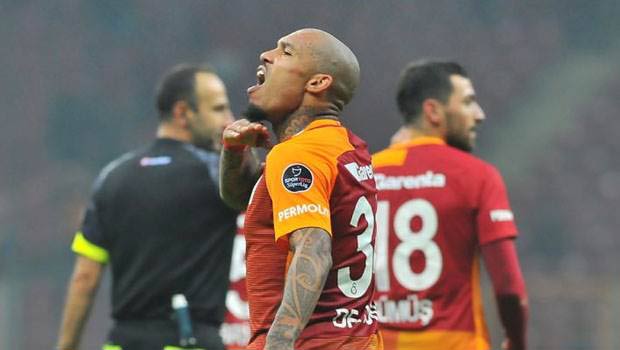 Galatasaray'ın yıldızından tribünlere şok hareket!