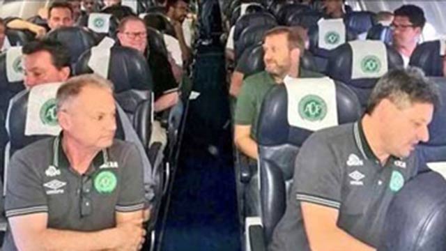 Brezilyalı futbolcuları taşıyan uçak düştü