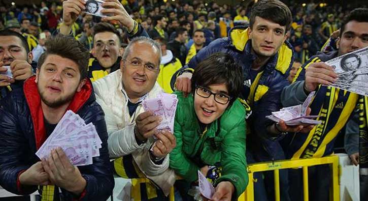 Kadıköy'de Gökhan Gönül'e para tepkisi!