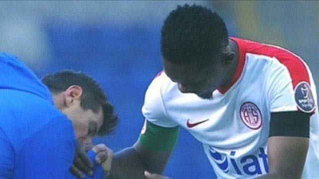 Emre Belözoğlu, Samuel Eto'o'nun elini öptü