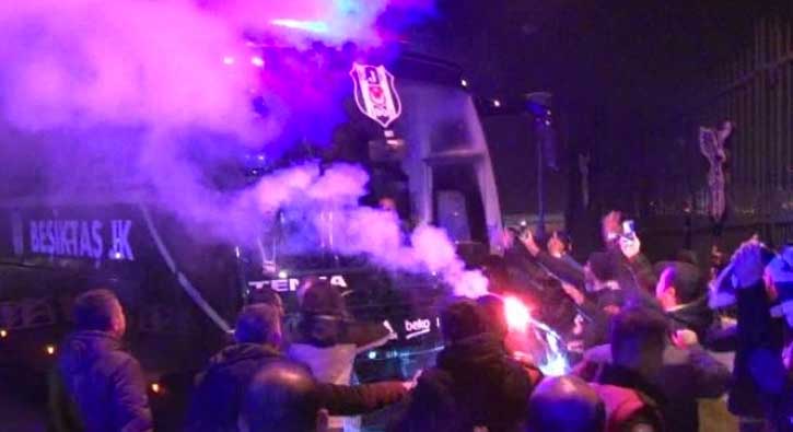 Beşiktaş taraftarı takımı meşalelerle karşıladı