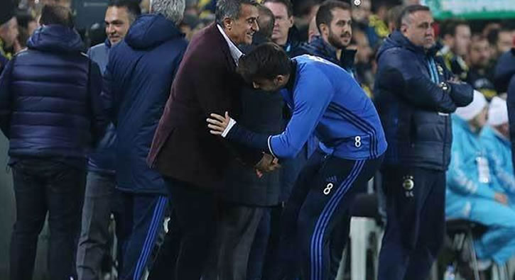 Fenerbahçeli yıldız Güneş'in elini öptü