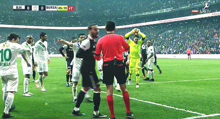 Zorlu mücadelede ortalık karıştı!