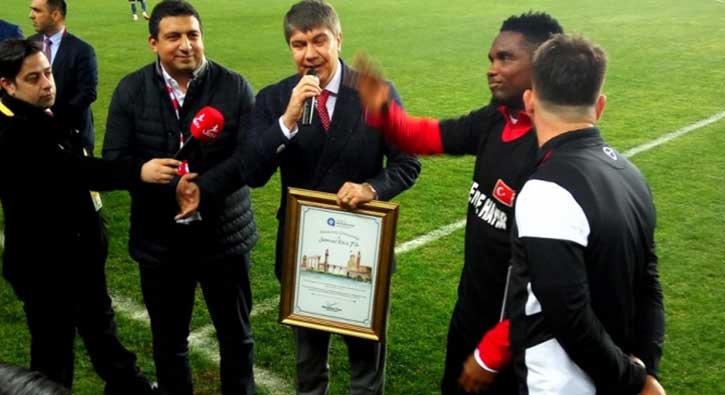 Eto'o'dan Çevik Kuvvet Müdürü'ne...