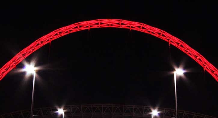 Wembley Stadı'nın ışıkları İstanbul için kırmızıya büründü