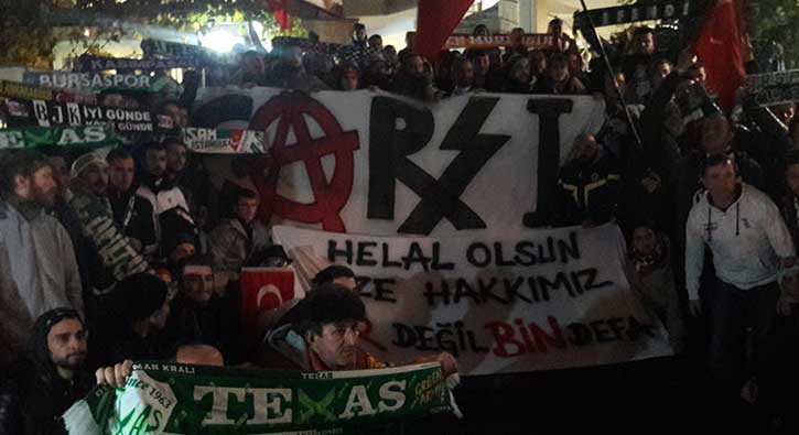 Taraftarlar omuz omuza