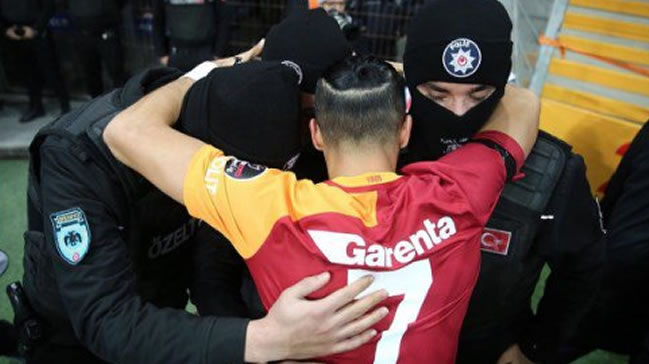 Yasin Öztekin annesini dinleyip polislere sarılmış