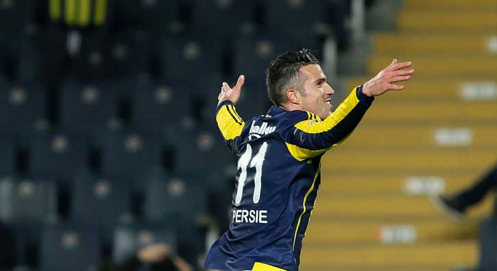 Robin Van Persie gidiyor mu? PSG listeye aldı...