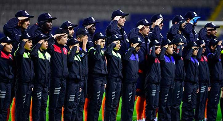 Seronomiye polis montu ve şapkasıyla çıktılar