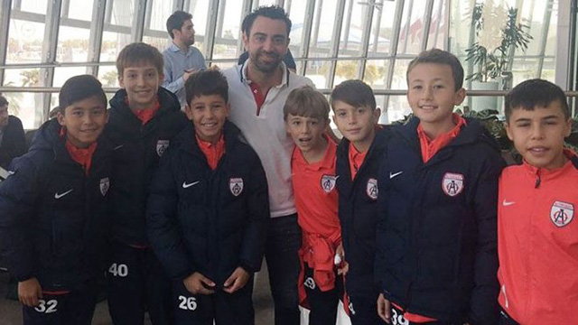 Altınordulu minik futbolculara Xavi sürprizi