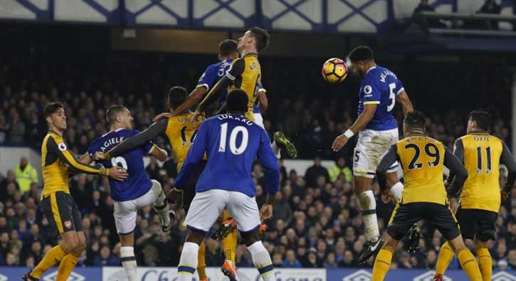 Arsenal'a Everton darbesi