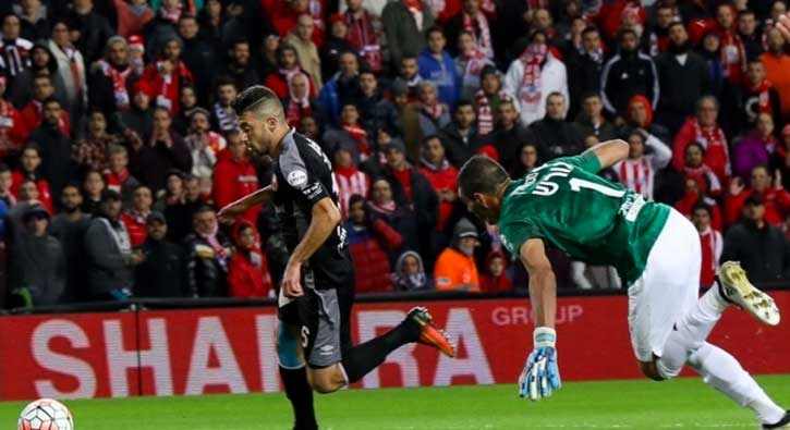 Beşiktaş'ın rakibi ligde yenildi