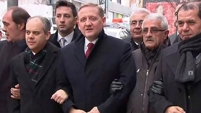 Kol kola Şehitler Tepesi'ne yürüdüler