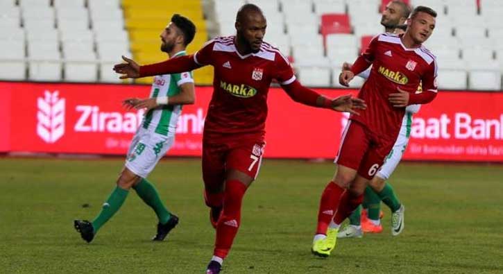 Sivasspor, Amasyaspor'u yenerek iddiasını korudu
