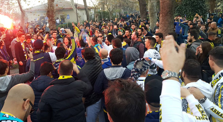 Fenerbahçeli taraftarlar yola çıktı