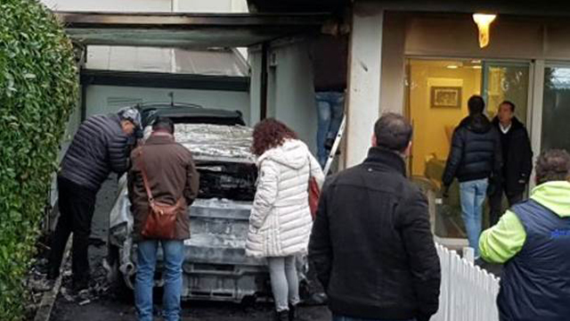 Başkanın aracını ateşe verdiler!