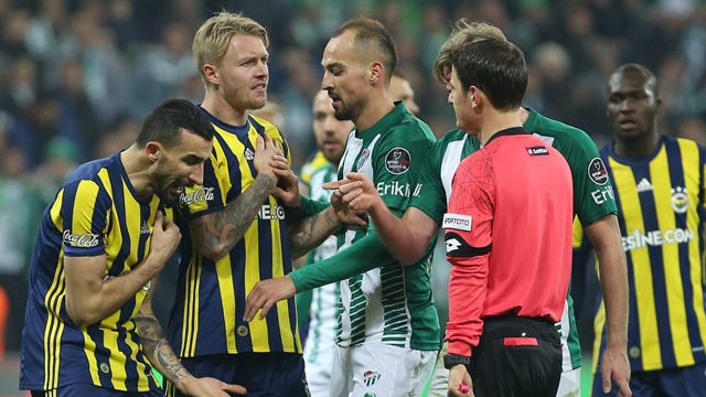 Kjaer'den penaltı isyanı: Ellerimi kesemem
