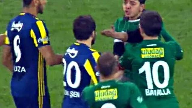 Taraftar sahaya girdi, Volkan'ın üzerine yürüdü!