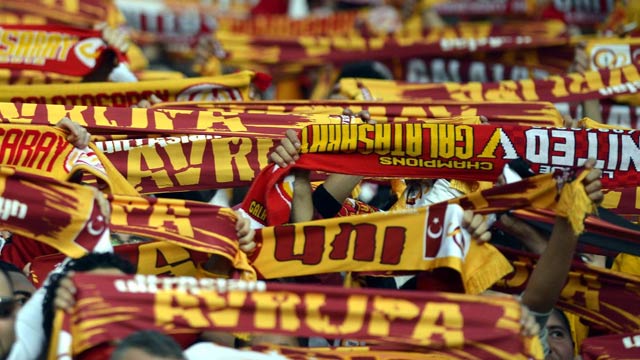 Galatasaray tribünlerinde istifa sesleri!