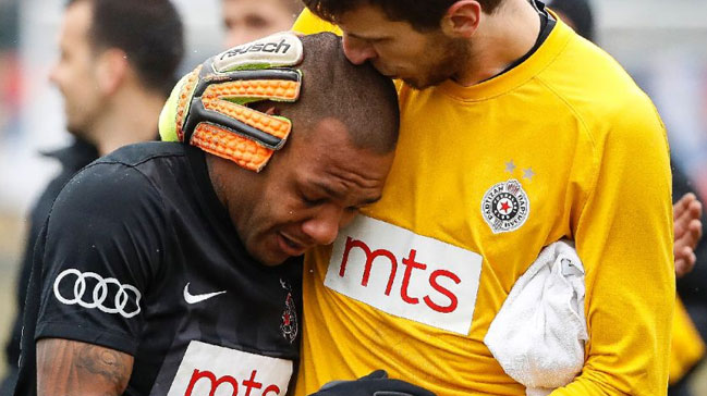 Irkçı tezahüratlar Everton Luiz'i gözyaşlarına boğdu