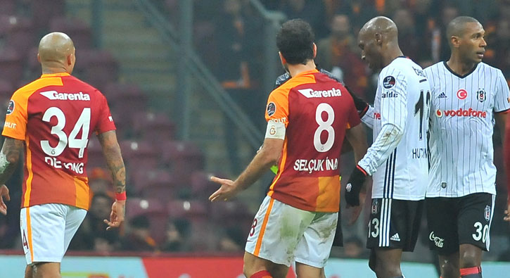 Galatasaraylı taraftarlardan 2 futbolcuya şok tepki