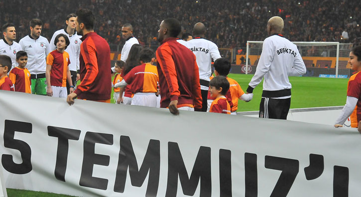 İşte iki takım taraftarlarının ayakta alkışladığı pankart