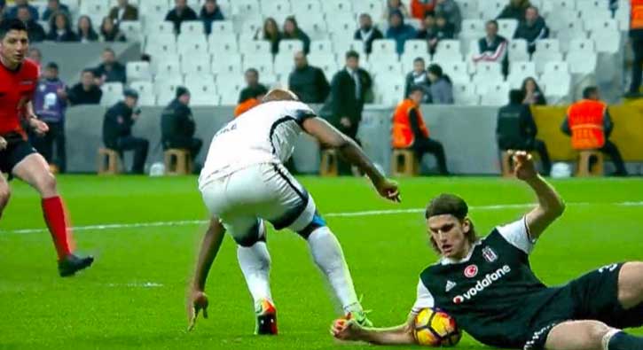 Kweuke ve Atınç'tan tartışmalı pozisyon için açıklama