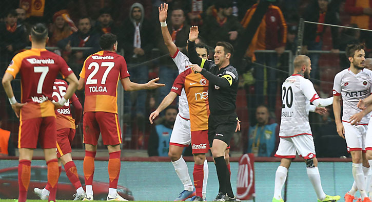 TT Arena'da ilginç an! 2 dakikada 2 penaltı