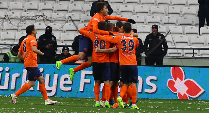 Başakşehir, Konyaspor engelini rahat geçti!