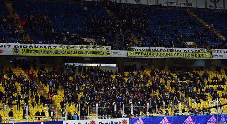 Fenerbahçe taraftarından ıslıklı protesto 