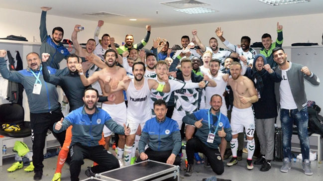 Konyasporlu futbolculardan galibiyet pozu