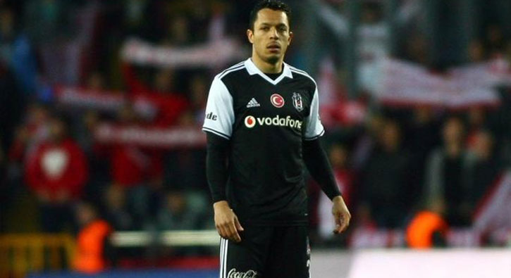 Adriano'dan Beşiktaş'a kötü haber!
