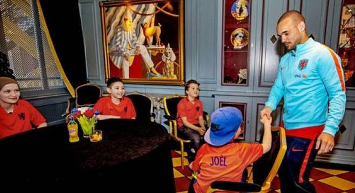 Wesley Sneijder kanser hastası çocuklarla buluştu