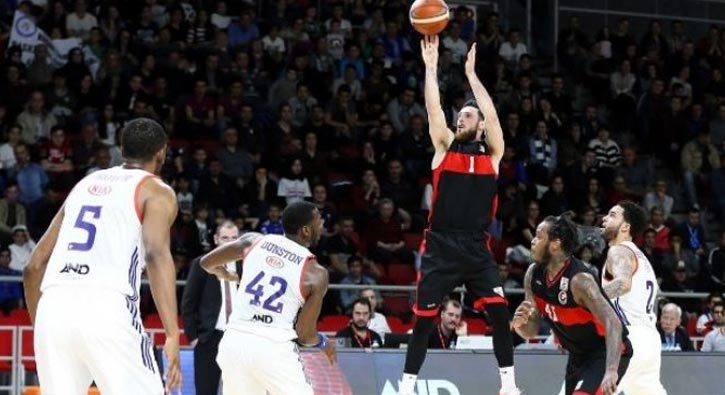 Anadolu Efes bu sezon evinde ilk kez...