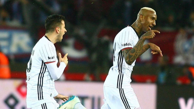 Talisca Messi'yi yakaladı