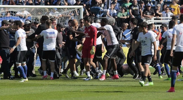 Lyonlu futbolcular saldırıya uğradı!